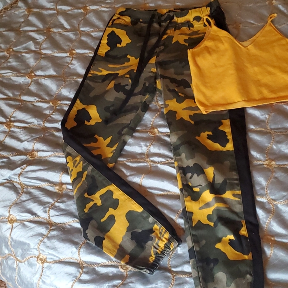 *SET* Camo Joggers crop top included